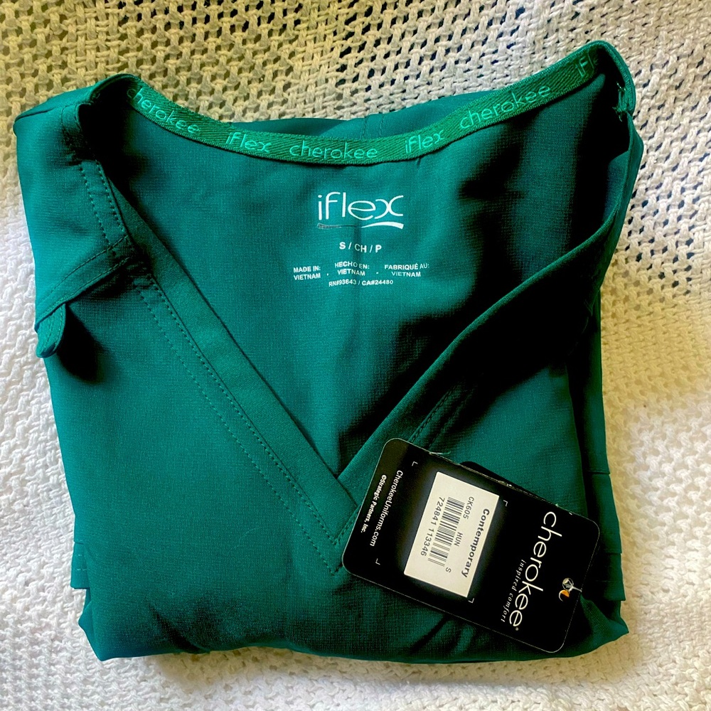 Cherokee I flex small scrub top